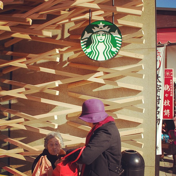 スターバックス、梅ヶ枝餅ののぼり、おばあちゃん二人連れ。いい天気でした。