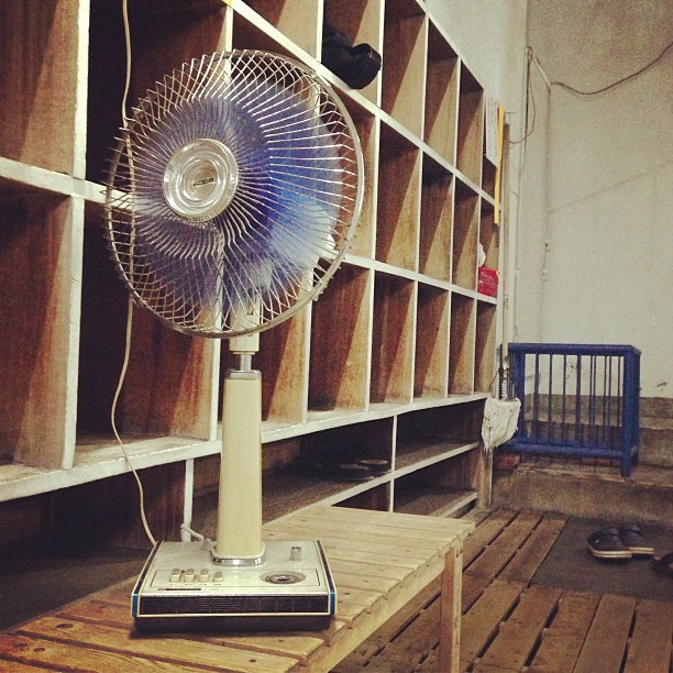 タイマーのツマミないけど現役。"Grandpa fan" is still working at this  local public bath in Beppu, Oita.