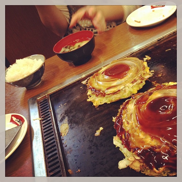 大阪人と昼飯。「おこのみ」と白ご飯。さすが。