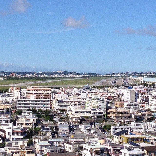 普天間基地が見える公園。右のほうに並んでるのがおそらくオスプレイ。