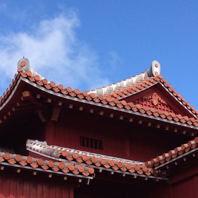 やはり空は青、という前提でこの屋根の色にしたんだろうな。