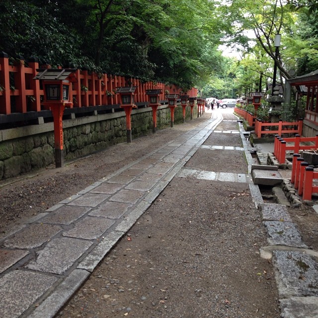 雨降ってるから人が少ない