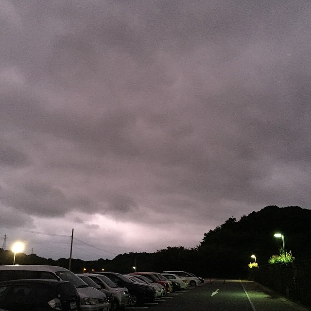 台風が近いからか、少し紫がかってる。