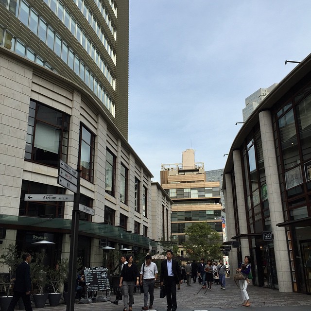 Akasaka, Tokyo. Skightly clouded and low humidity. Nice to sit outside.