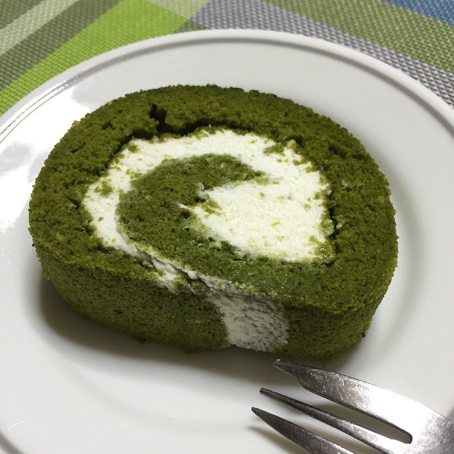 KOGYOKUENの抹茶ロールケーキ。抹茶のこなこな感がリッチ。