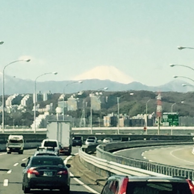 中央道で立川に向かう途中、富士山が！