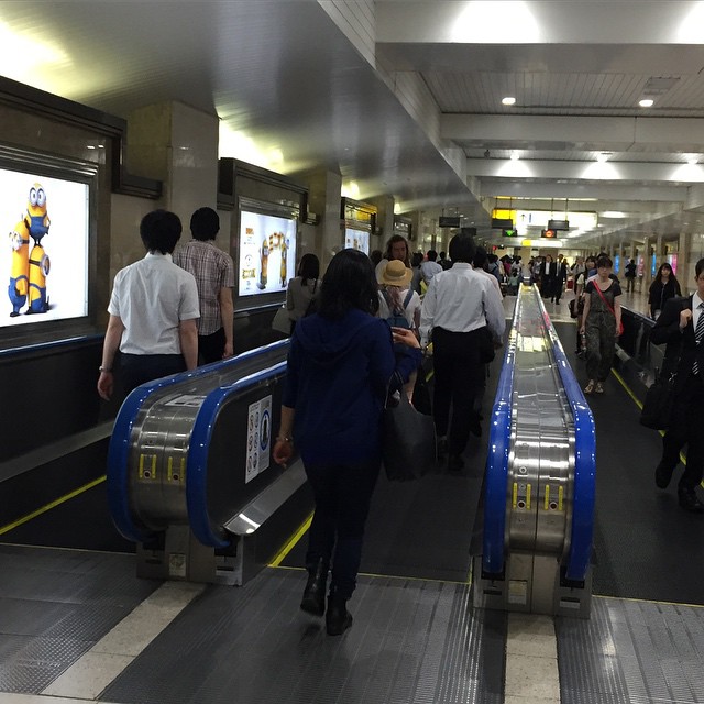 東京の人も動く歩道では歩くのね。