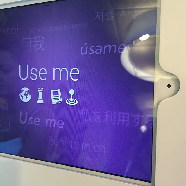 空港の無料インターネット機器。「私を利用する」！