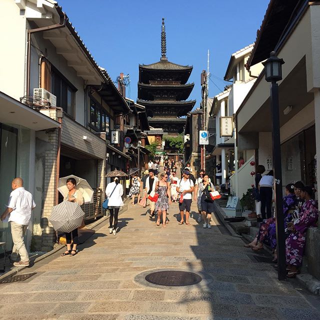 この坂ですら登るのがためらわれる暑さです、京都。Too hot to climb up this slope.