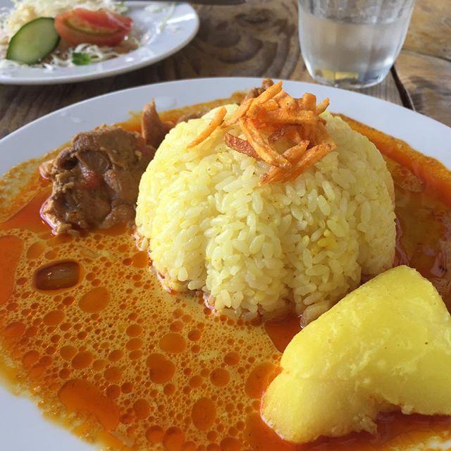 遅くなったけど昼ごはん。カーッと晴れたからカーッと辛いのを。Late lunch. Very spicy curry on a very clear day. Nice combination.