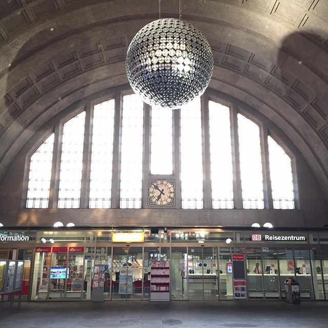 2015-08-05 スイスのBasel Bad. 駅。月のような太陽のような。