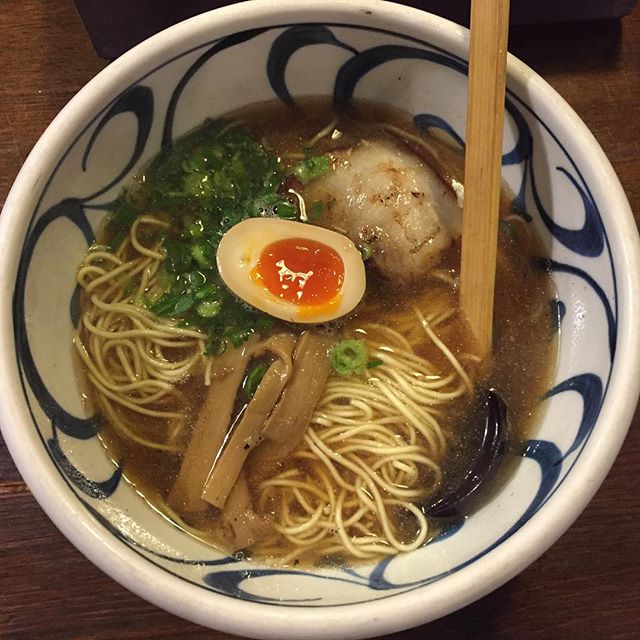 通りがかりで入った豚骨じゃないラーメンを食べますよっと（gizaju さん風に）。いりこ、鯖節の出汁なんだって。んま。