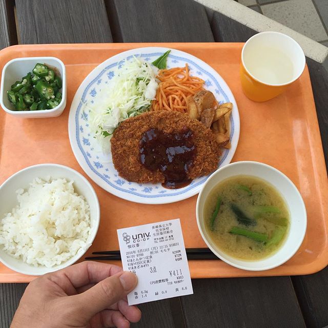 411円。とんかつ定食＋オクラ（49円）。オクラはマスト。 #今日の昼ごはん