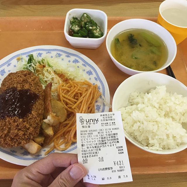 とんかつ定食＋オクラ=431円。定食をベースにするのが安さのカギ。 #今日の昼ごはん