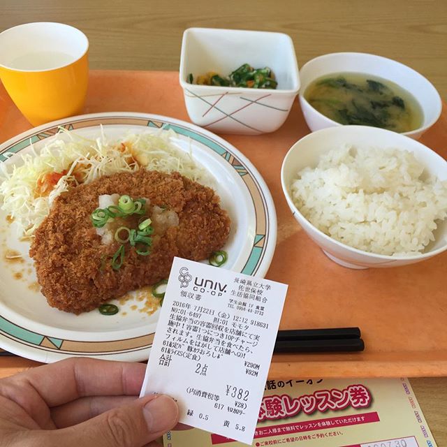 今日は安かった！382円。食堂の入り口でAEONの無料体験レッスン券もらった。#今日の昼ごはん