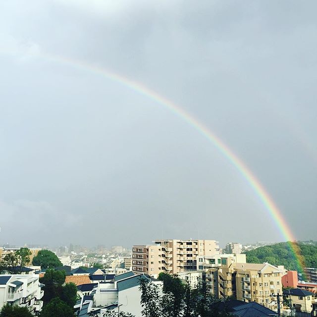 見惚れちゃって仕事に戻れません。#虹 #rainbow #regenbogen #ウチのベランダ