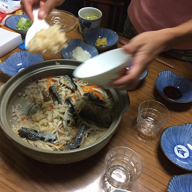 土鍋で秋刀魚の炊き込みご飯。秋ですなあ。ごちそうさまです。 #宇和島市