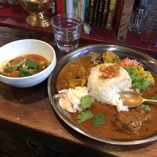 行ってみたかったカレー屋さんに行ってみた。ところが店主はインドで修行中とのことで休業中。。。しかし別の移動式カレー屋さんが臨時でお店を借りて営業なさってました。旨辛！#今日の昼ごはん