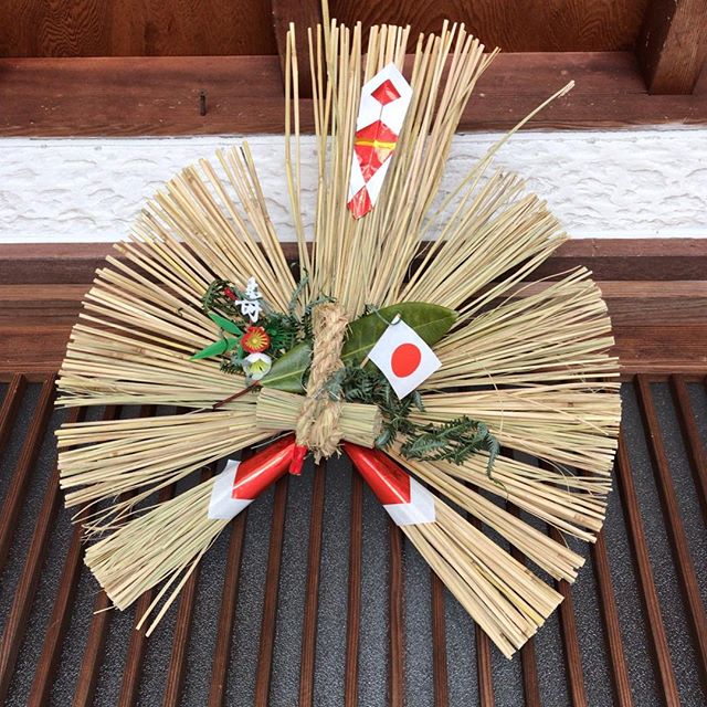 ウチのしめ縄。こんなデザインです。鶴が翼を広げてます。New year ornament at our entrance. A crane stretching its wings.  #しめ縄 #newyear #shimenawa