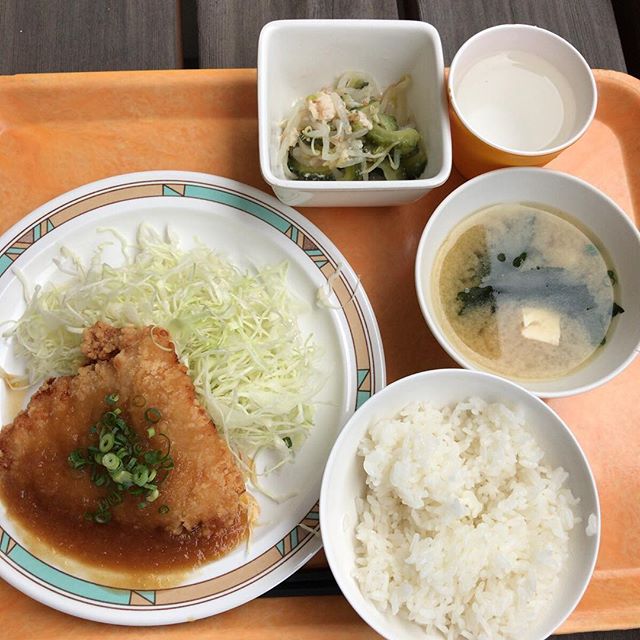 チキンタツタに醤油にんにくソース、ゴーヤーともやしのサラダ。#今日の昼ごはん