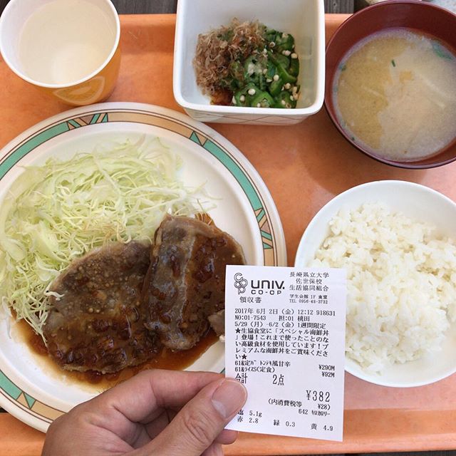 トンテキ風甘辛ソース、オクラ、味噌汁。昼定食なので固定価格の382円。#今日の昼ごはん