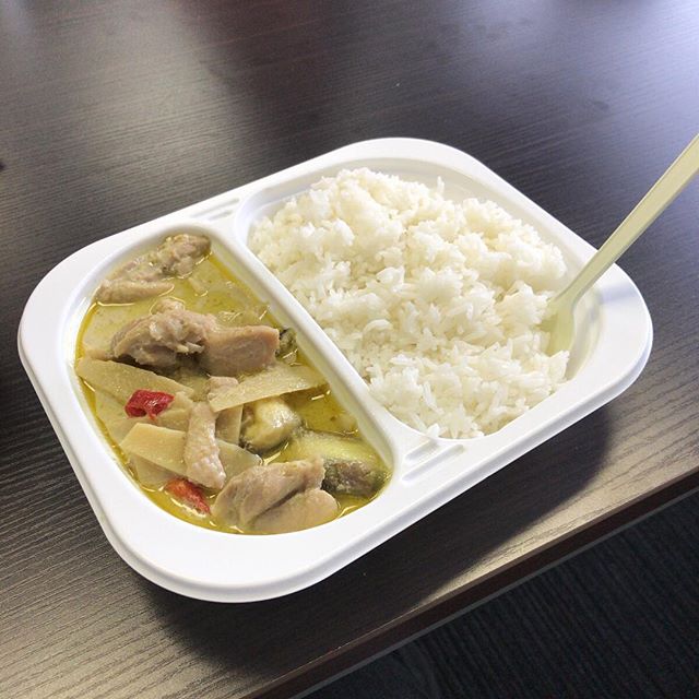 #今日の昼ごはん は近所のタイレストランのお弁当。650円。今後も通いそう。