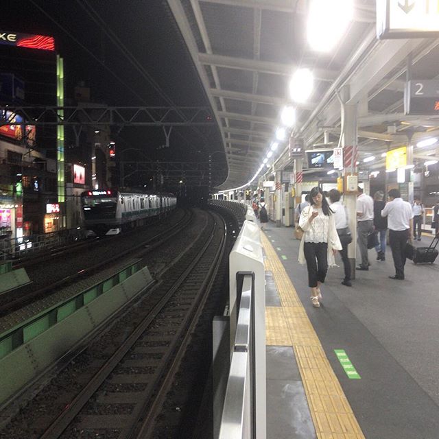 大学の時の同級生と鳥料理で再会。またねーのあとこそ幸せな気分になれる会食、よいね。#今日の一点透視法