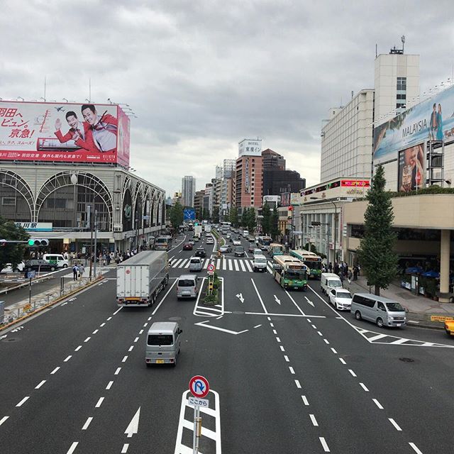 スーツ着てても暑くない。秋になったなー。豆知識: 品川駅は港区にある。#今日の一点透視法