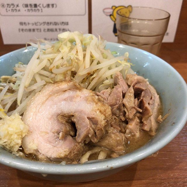 人生初の二郎系ラーメン。美味しかった！でも麺少なめにしたのに、それでも量が多かった。。。