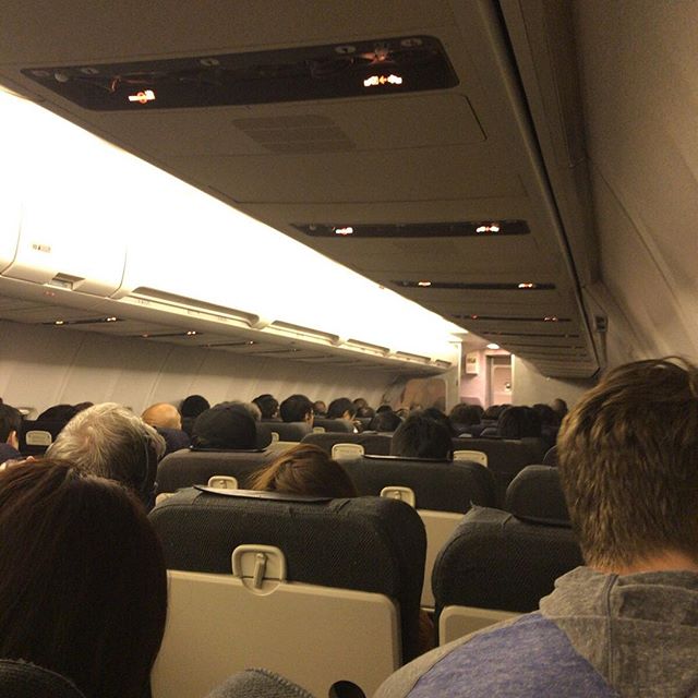 NRT-FUKに乗って家に帰るところ。が、福岡空港のレーダー故障のため着陸できず、現在、壱岐の上空をぐるぐるしてるらしい。。どうなるんだろ。