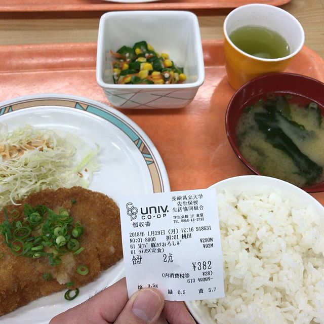 豚カツおろしポン酢定食。オクラサラダには味はついてないので醤油かけて正解でした。#今日の昼ごはん