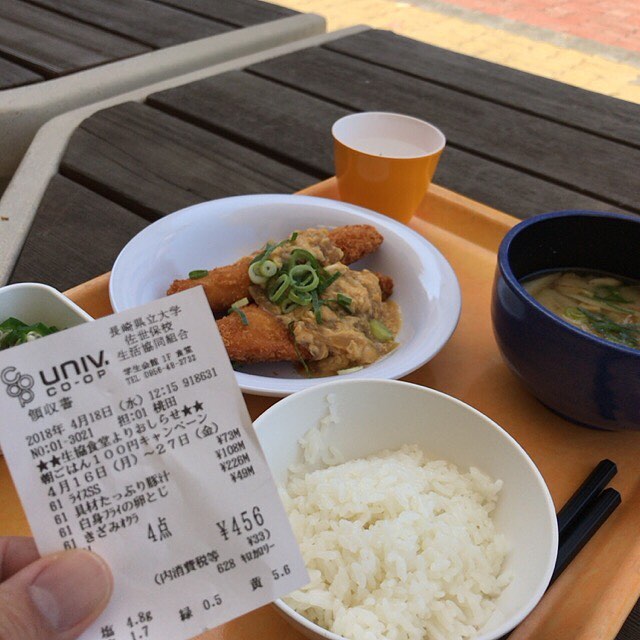 広いベンチで食べてます。外は気持ちいいね。#今日のひるごはん