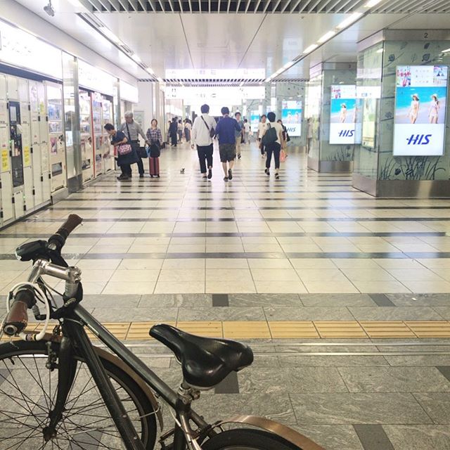 博多駅構内は押して歩く。