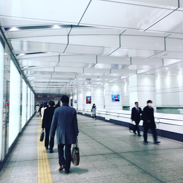 新宿の高層ビルエリアから新宿駅につながる通路、なんとなく #石田徹也 の作品を思い出す。 #今日の一点透視図法