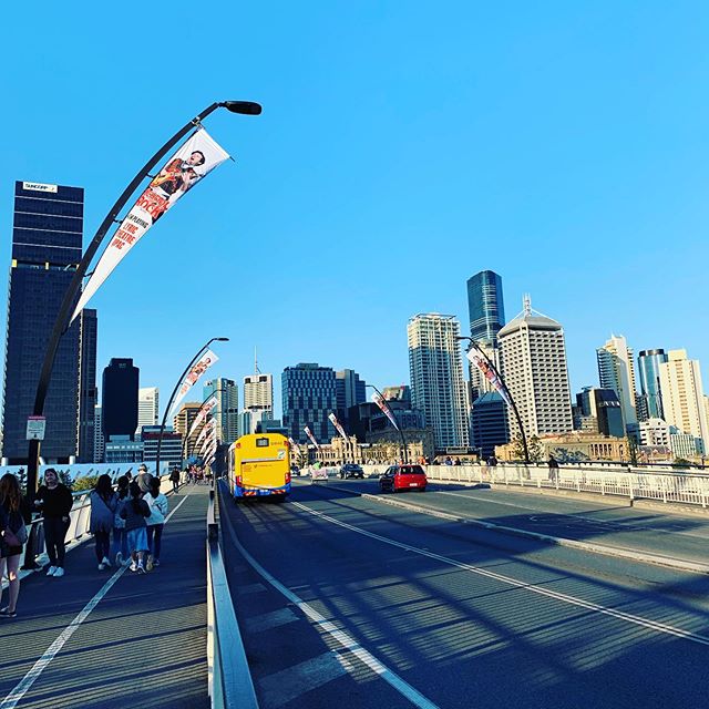 ビクトリアブリッジを渡って市街地へ。Crossing Victoria Bridge to the downtown.