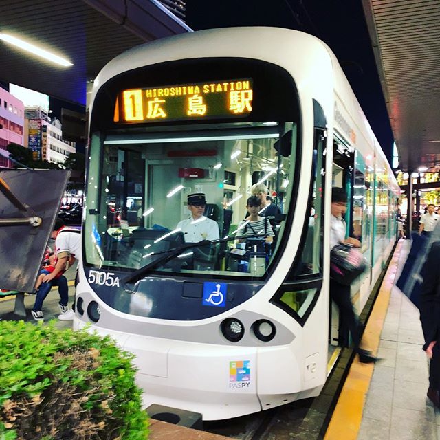 バタバタと新幹線に乗ったのでお好み焼きは、叶わず。。。なので駅の土産屋さんで持ち帰り用のお好み焼きを買ってみた。Had no time to go eat Okonomiyaki. So grabbed a packed take-away Okonomiyaki to enjoy at home. See how it tastes...