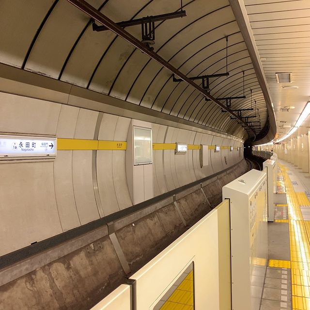 乗り換え、というか一駅分くらい歩く気がする。“Change trains“ takes one-station walk... #今日の一点透視図法