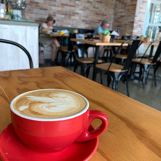 最近よく来てるカフェにて。オーストラリアではこれのことを Flat white と呼ぶのだそうだけど、メニューにはLatte もある。Latte を注文するとどんなのが出てくるんだろ。明日の楽しみにしとこ。Becoming a regular customer at this cafe. This is called “flat white” in Australia but they do have “latte” on the menu too. What is “latte” then? Will try tomorrow.