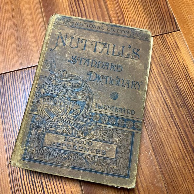 今日も英英辞書。なんか本来の趣旨とは違うけど本自慢でもいいですかね？？1887年の英英辞書。ちなみに computer を引いてみると　a calculator （計算機）とあります。  #ブックカバーチャレンジ #bookcoverchallenge