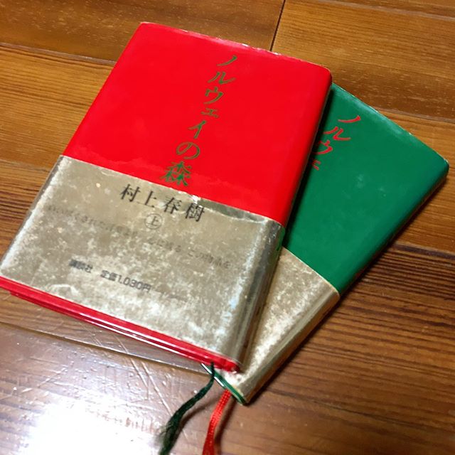 これ読んだのは初版が出てすぐの12歳の時（1987年）。依頼年に一回くらい読んでます。毎回気がつく（気になる）ポイントが異なるので、「小説とは読み手によって変わるものよね、ということは自分もどんどん変わってるということよね」と、鏡を覗くように読んでます。これ読んで、大学に行ってみたい、東京に住んでみたい、と思うようになりました。#ブックカバーチャレンジ  #bookcoverchallenge